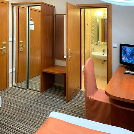 Economy Room In Hotel Eney 利沃夫 外观 照片