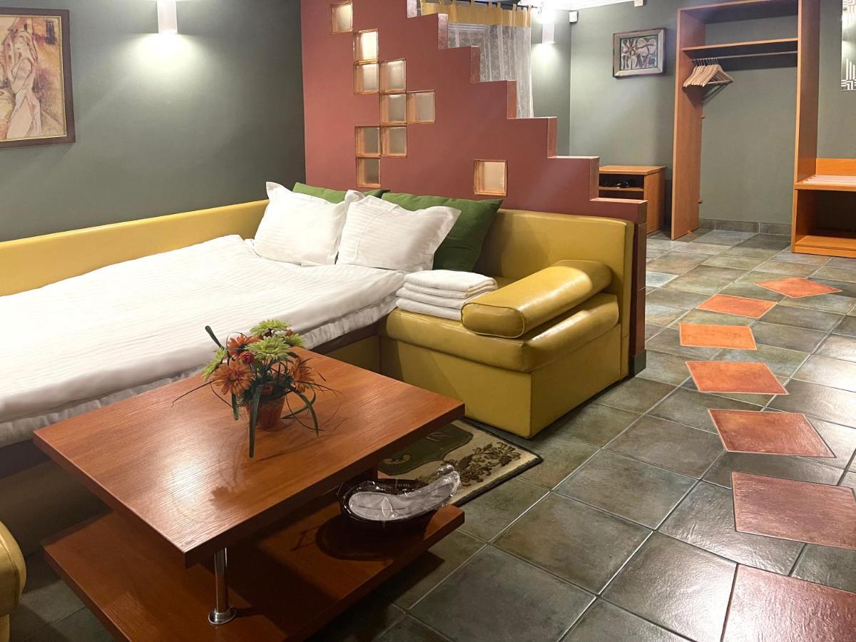Economy Room In Hotel Eney 利沃夫 外观 照片
