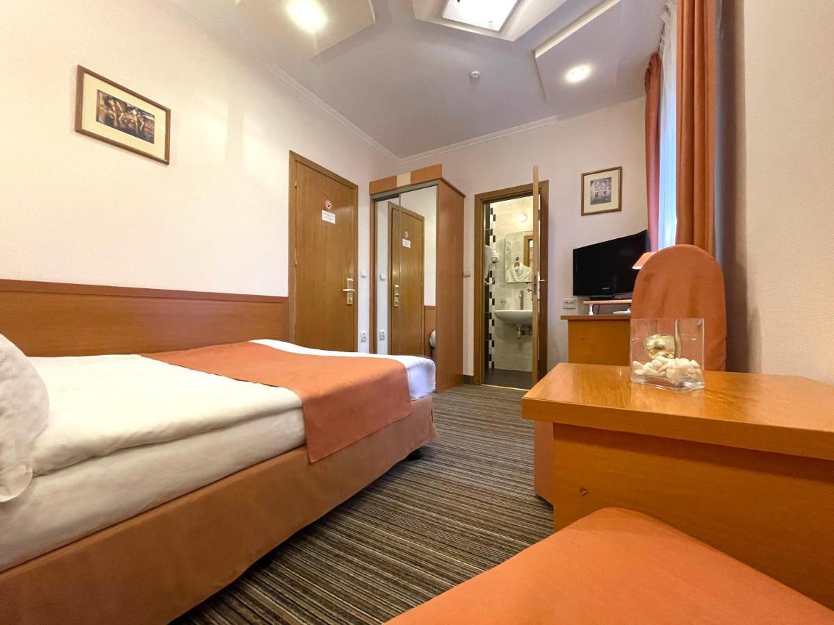 Economy Room In Hotel Eney 利沃夫 外观 照片