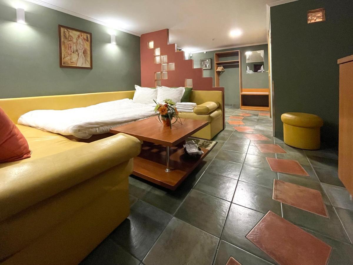 Economy Room In Hotel Eney 利沃夫 外观 照片