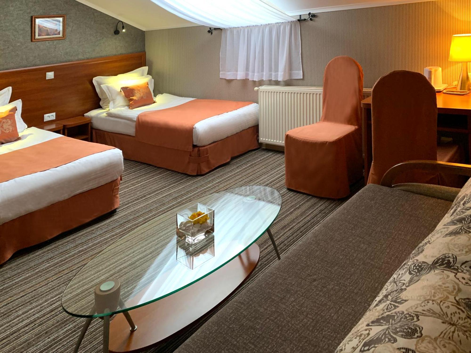 Economy Room In Hotel Eney 利沃夫 外观 照片