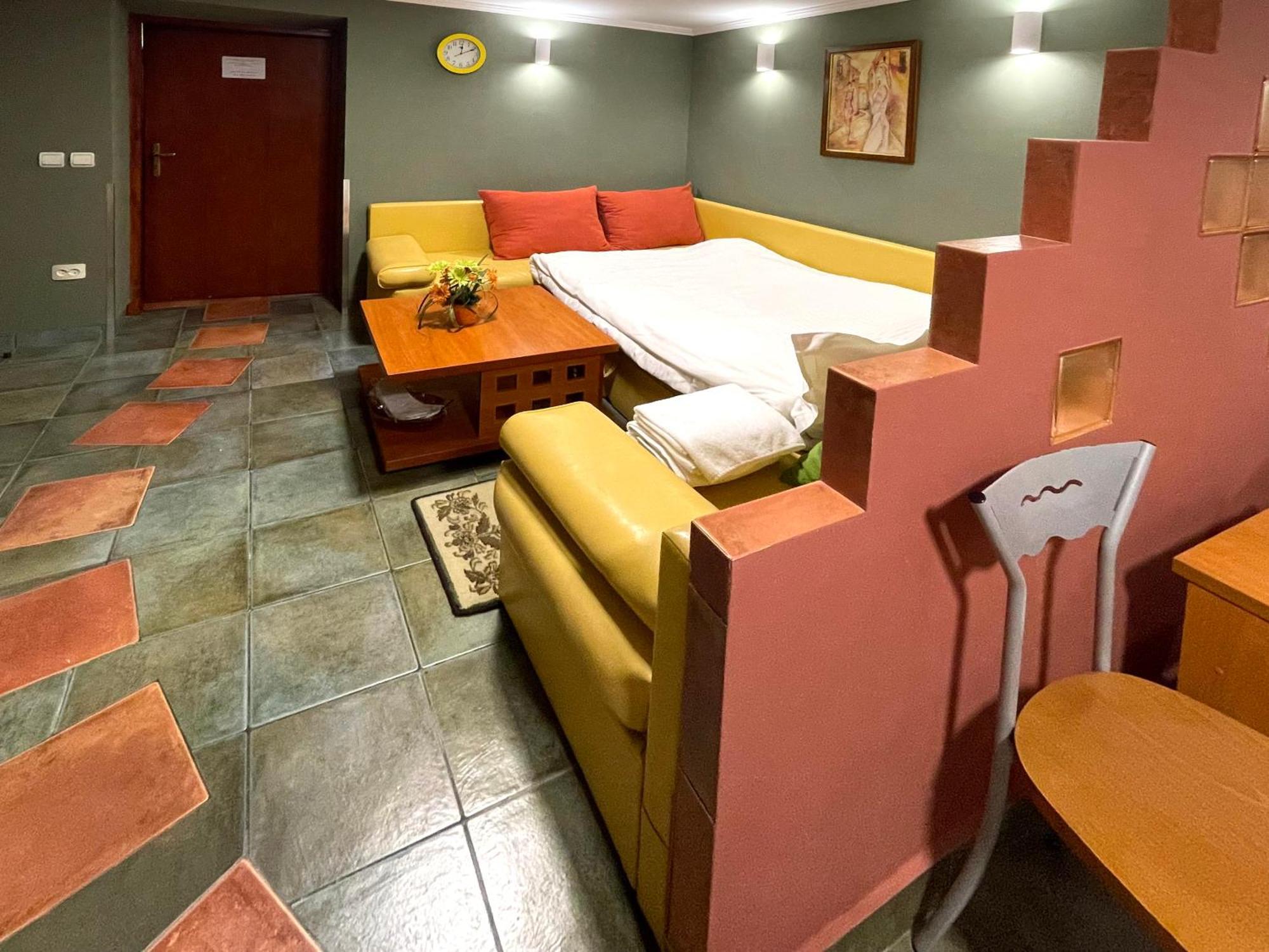 Economy Room In Hotel Eney 利沃夫 客房 照片