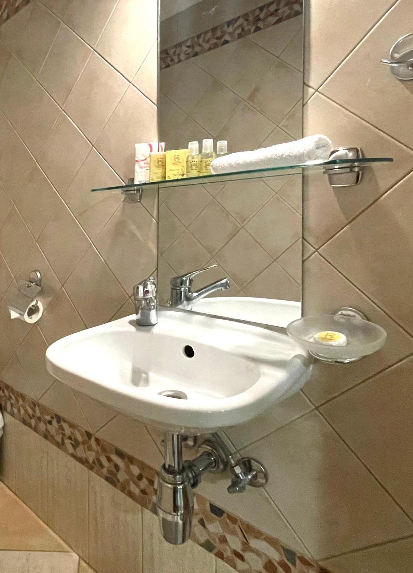 Economy Room In Hotel Eney 利沃夫 客房 照片
