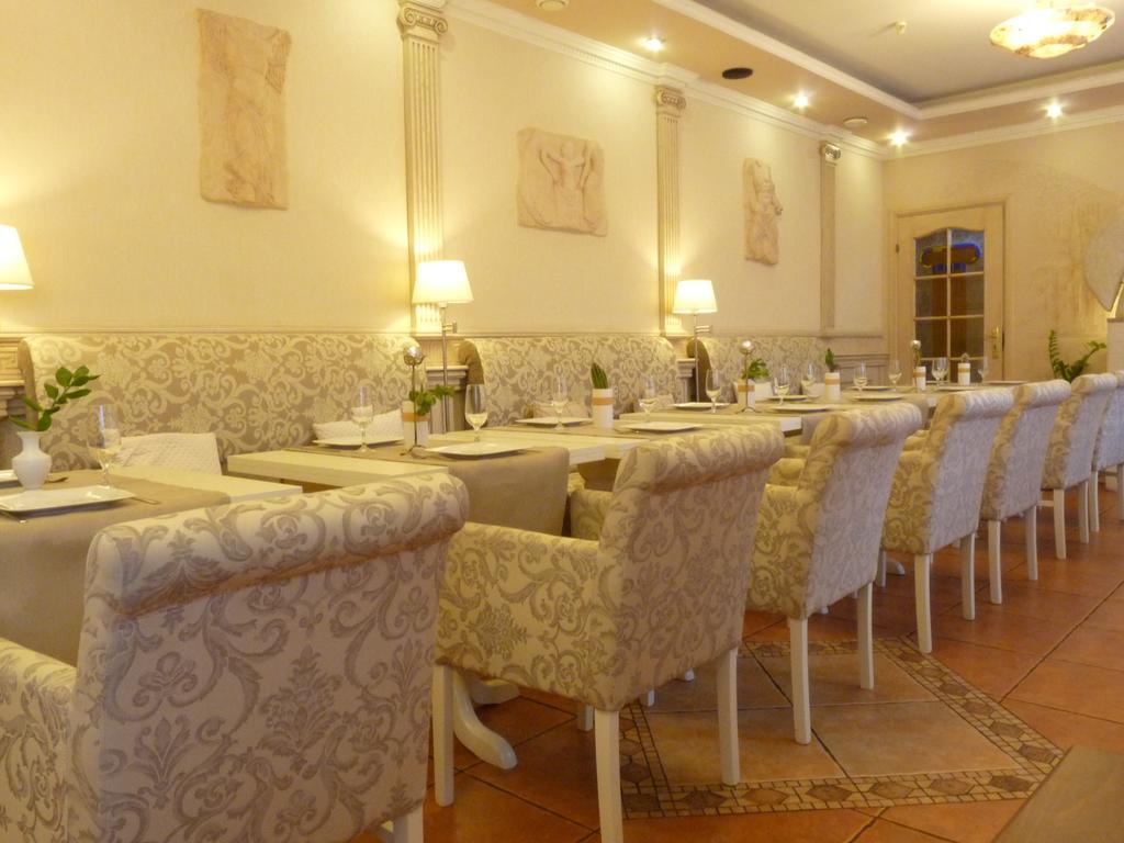 Economy Room In Hotel Eney 利沃夫 外观 照片